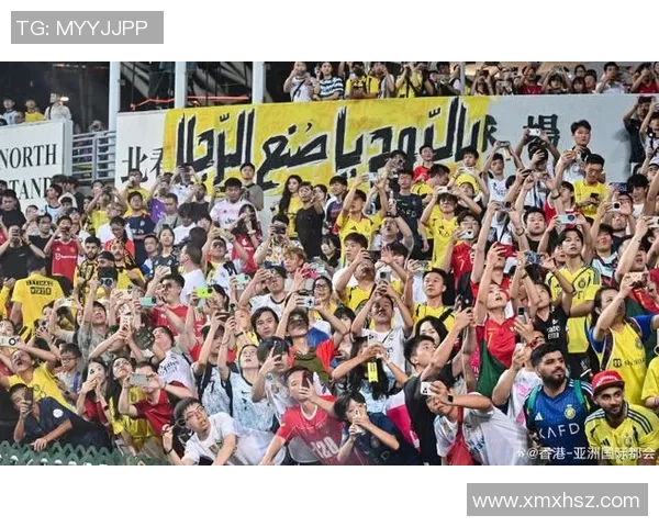 足球明星与球迷温馨瞬间捕捉球场外的感人时刻与欢笑分享