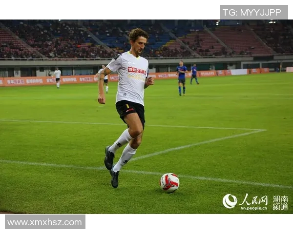 足球场上的传奇人生：一位明星球员的成长与奋斗之路