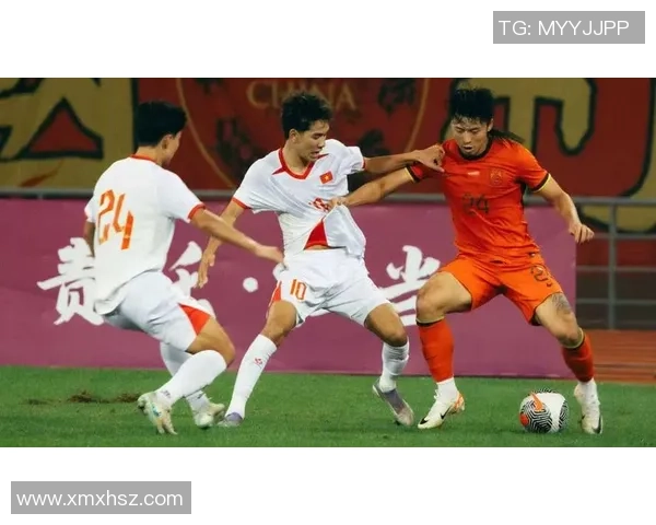 男足球明星在比赛中意外被对手绊倒引发热议球迷热情高涨 男足球明星在比赛中意外被对手绊倒引发热议球迷热情高涨